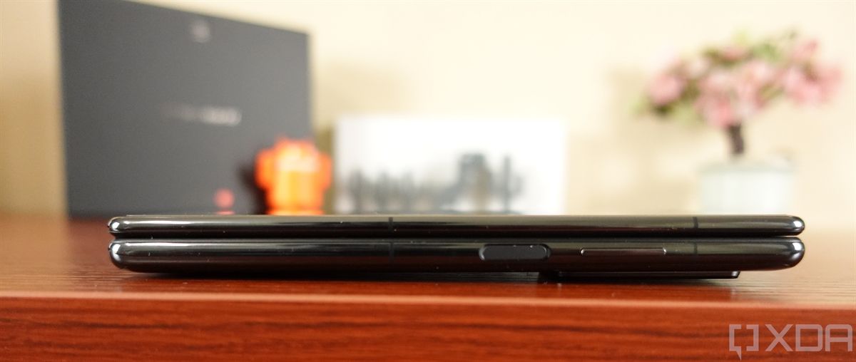 Huawei Mate X2 fingerprint scanner and power button