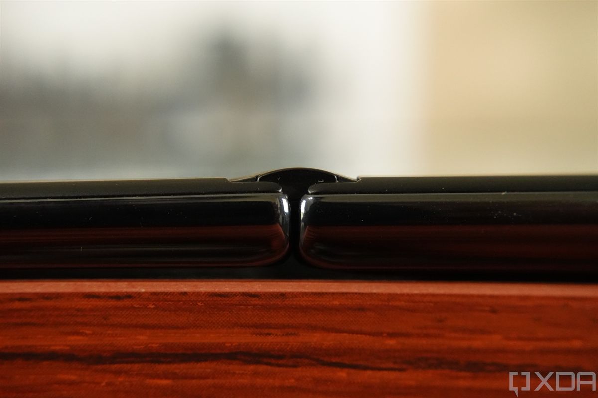 Huawei Mate X2 teardrop hinge