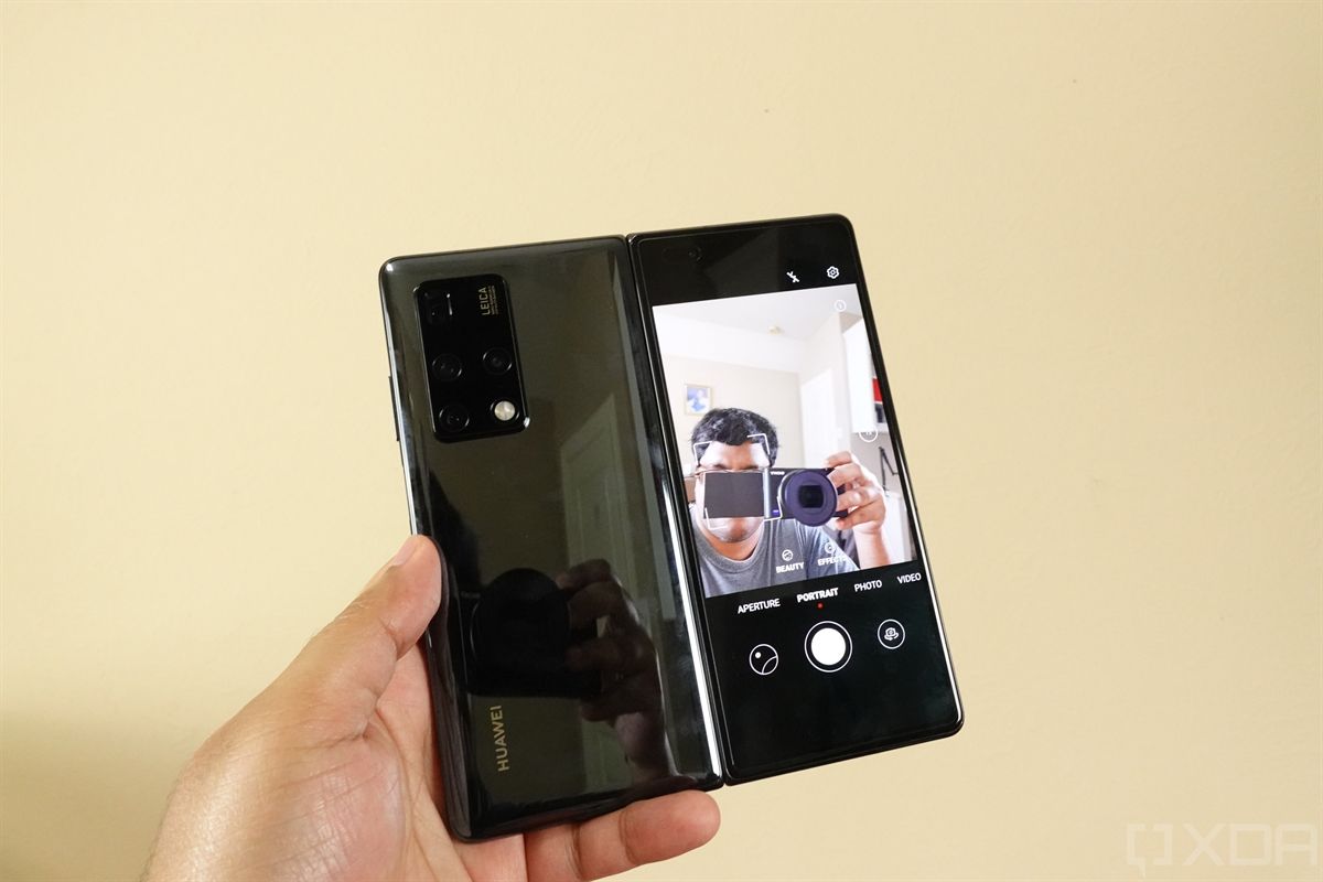 Huawei Mate X2 selfie viewfinder