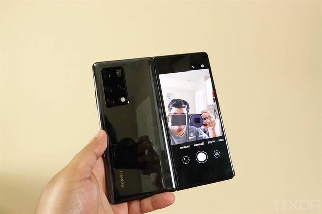 Huawei Mate X2 selfie viewfinder