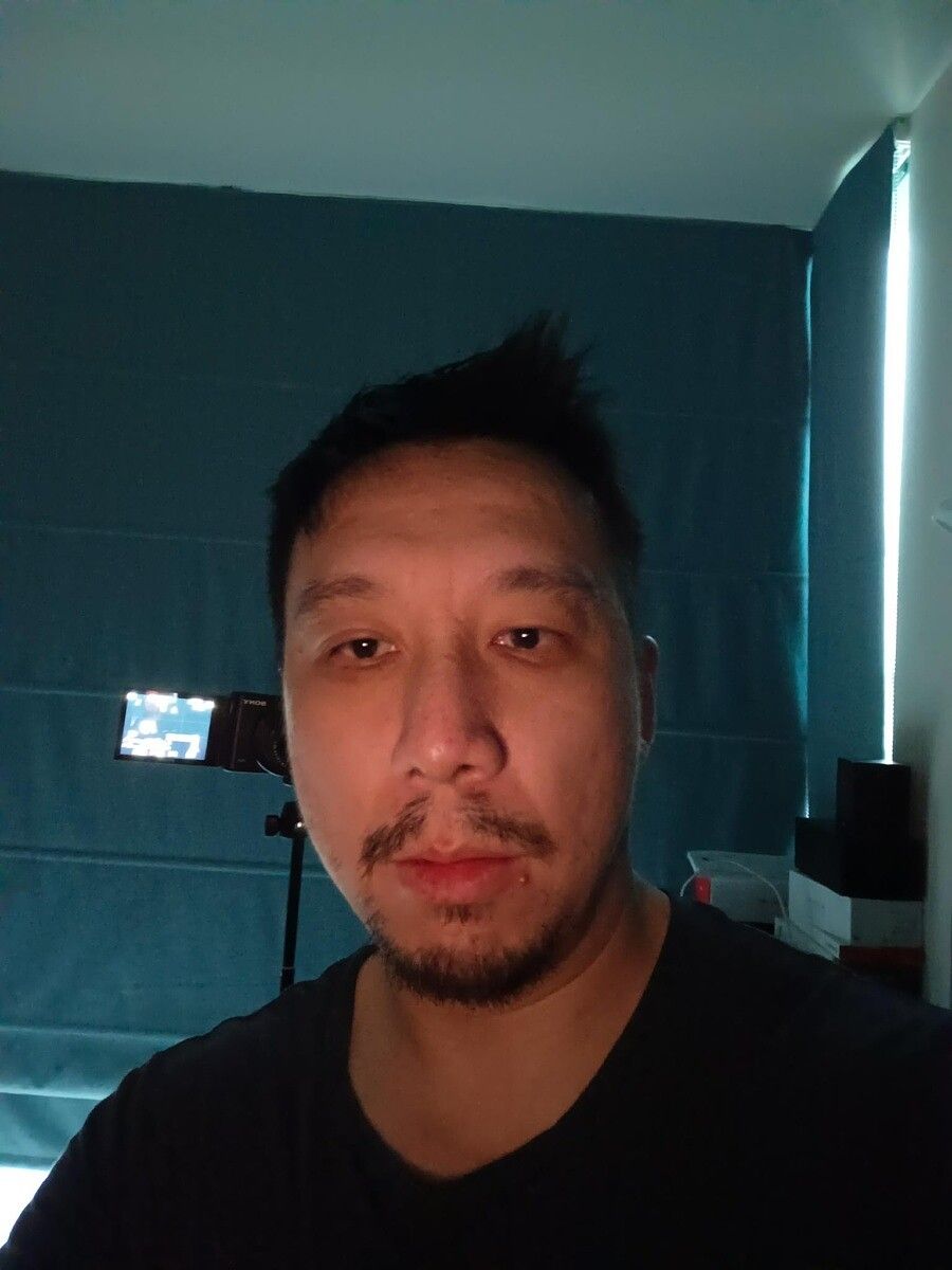 Vivo V21's fill light.