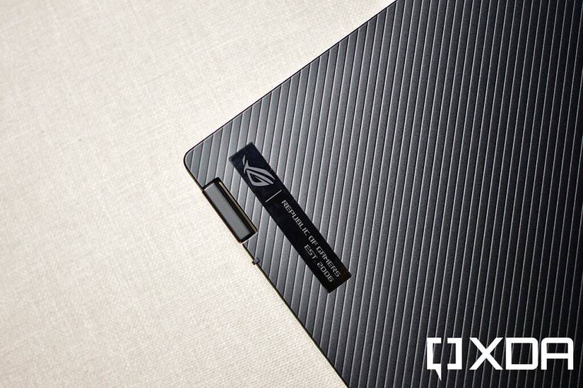 ASUS ROG Flow X13 metal plate on lid