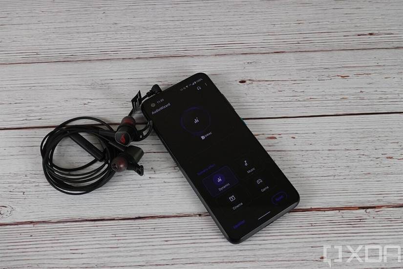 ROG Cetra II Core plugged into the ASUS ZenFone 8