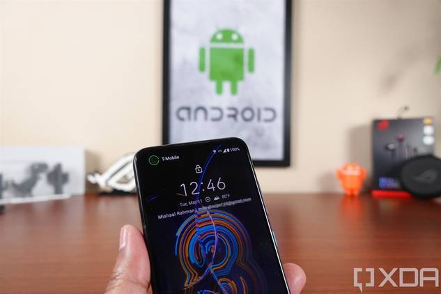 Camera use indicator on the ASUS ZenFone 8