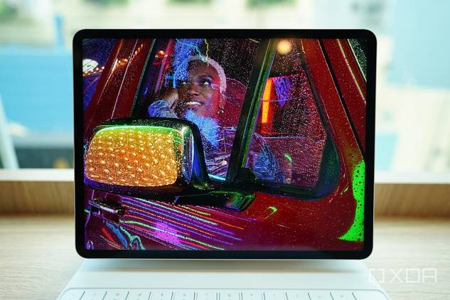 Apple's iPad Pro 2021 Mini LED screen showing excellent contrast and deep blacks