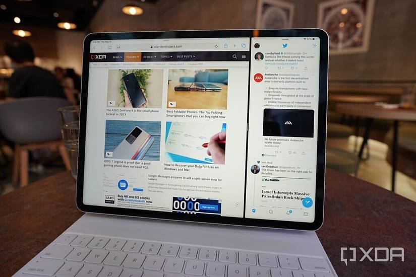 iPadOS running two apps in split-screen mode. 
