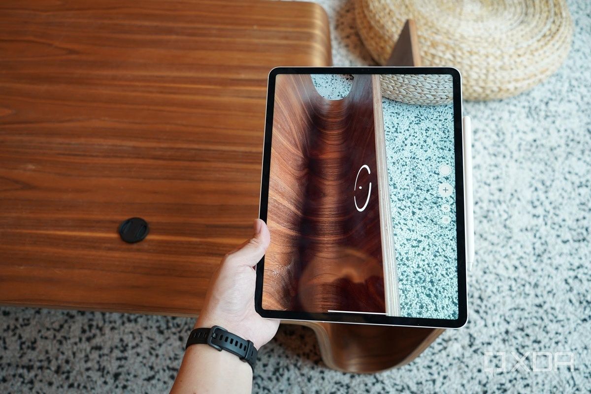 iPad Pro 2021's LIDAR scanner at work, scanning a table.
