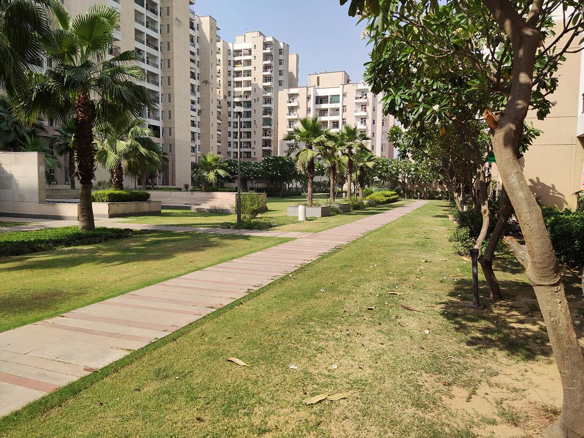 part with trees and buildings captured using Xiaomi MI 11X 48MP