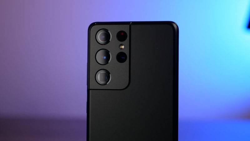 The Galaxy S21 Ultra in black.