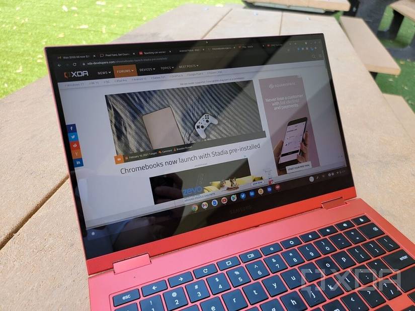 Galaxy Chromebook 2 with XDA page open