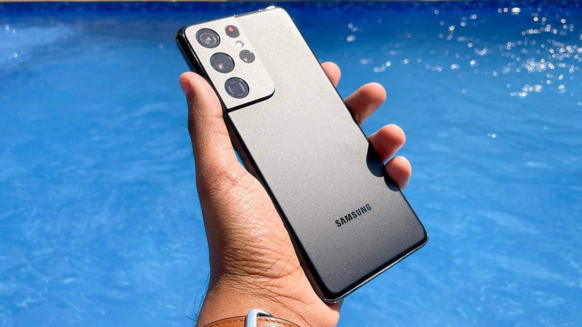 Samsung Galaxy S21 Ultra in hand
