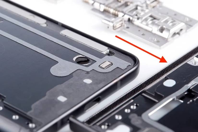 Nylon brush in the Samsung Galaxy Z Fold 3's hinge
