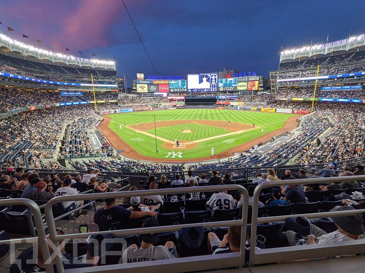 Picture of the field at Yankee Stadium