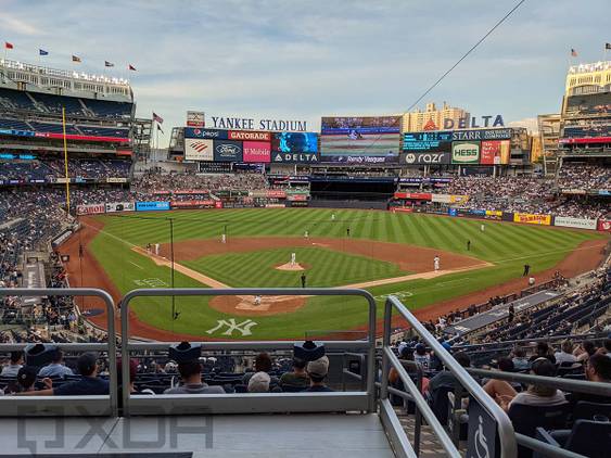 Picture of the field at Yankee Stadium