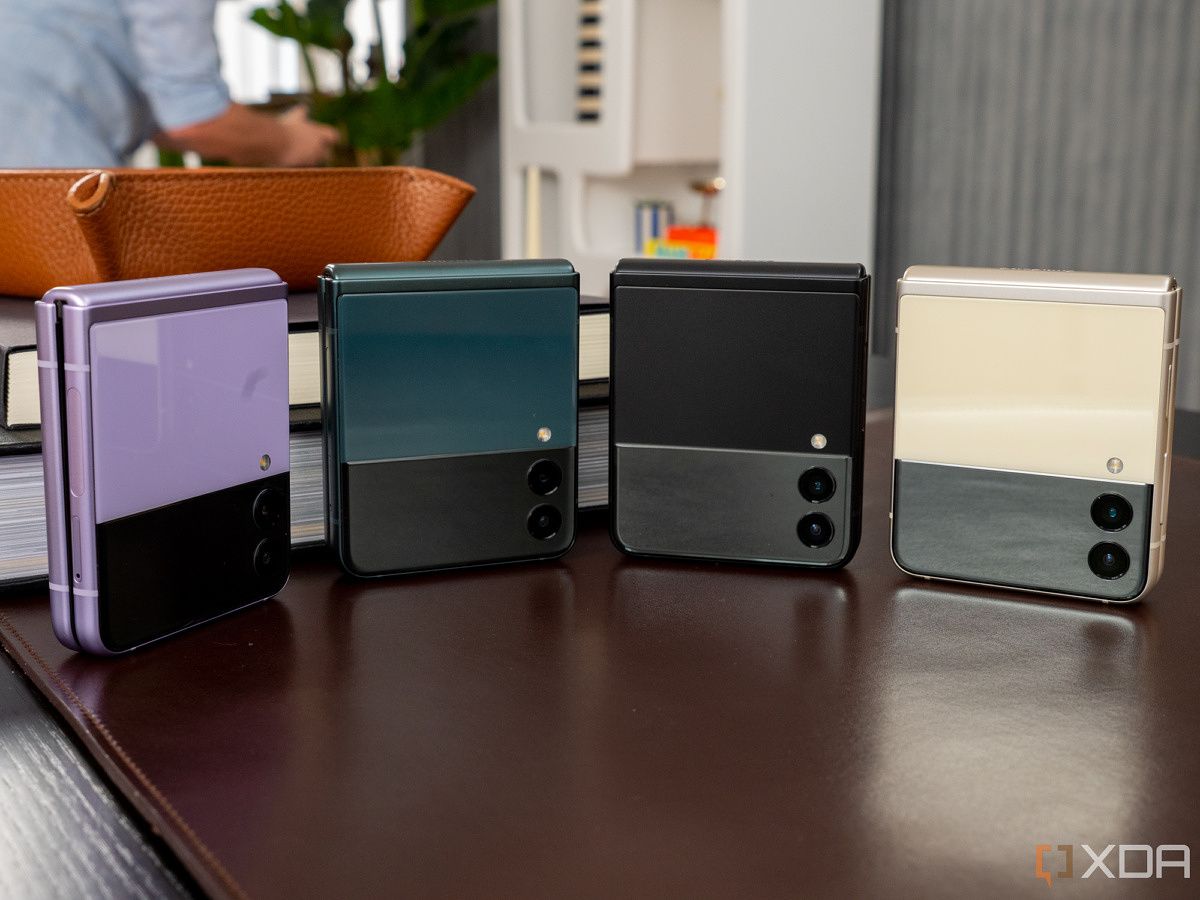 What colors does the Samsung Galaxy Z Flip 3 come in?