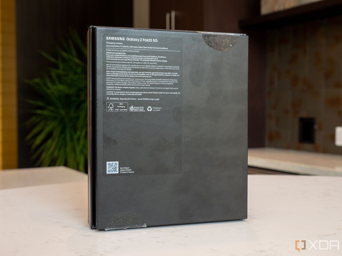 What's on the back of the Galaxy Z Fold 3 box