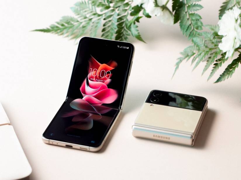The Galaxy Z Flip 3 is Samsung's latest clamshell foldable that offers a bigger outer display, high refresh rate inner display, and top-of-the-line hardware.
