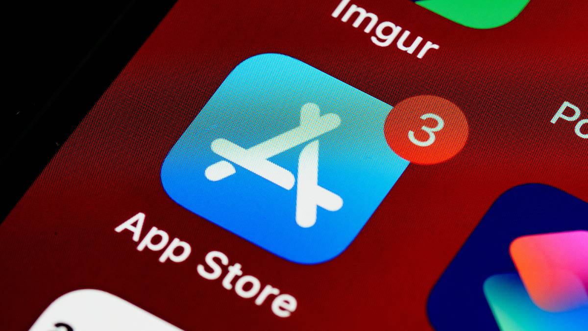 Apple App Store icon with three notifications iOS 15