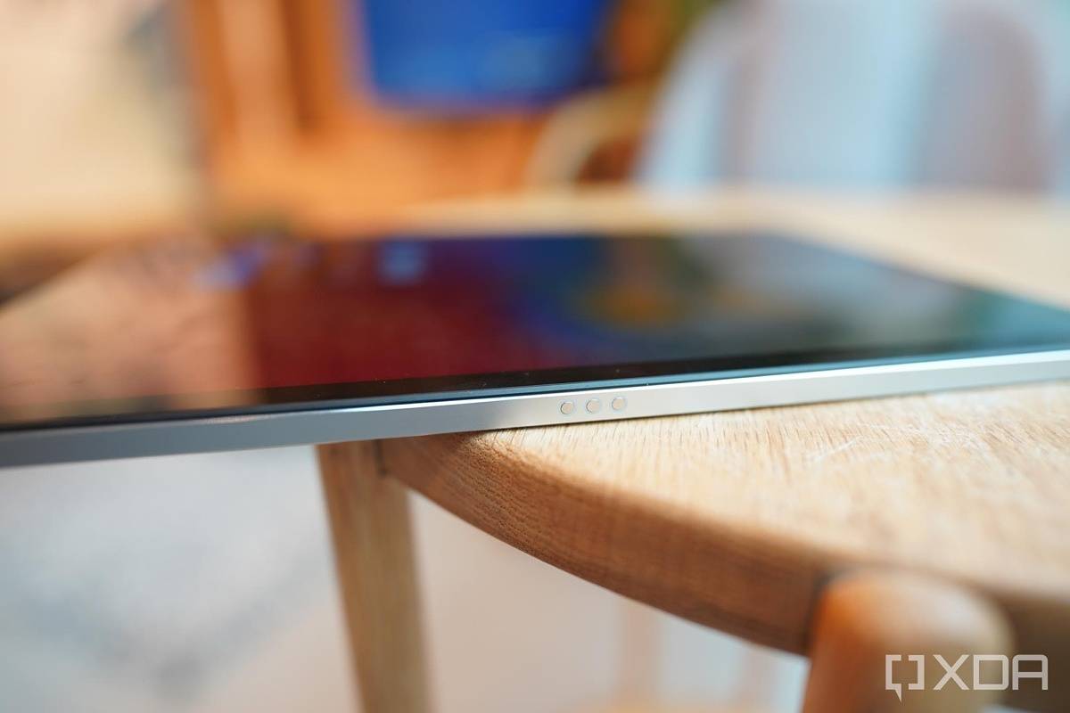Xiaomi Pad 5's pogo pins at bottom of the tablet.