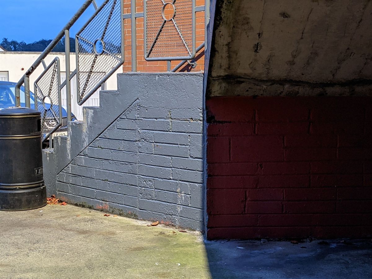 Pixel 5 2x Super Res Zoom of brick stairs