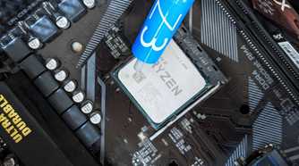 Thermal paste being applied on an AMD Ryzen 5 3600 CPU