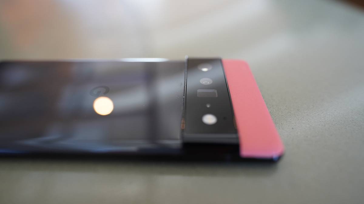Pixel 6 Pro periscope zoom lens
