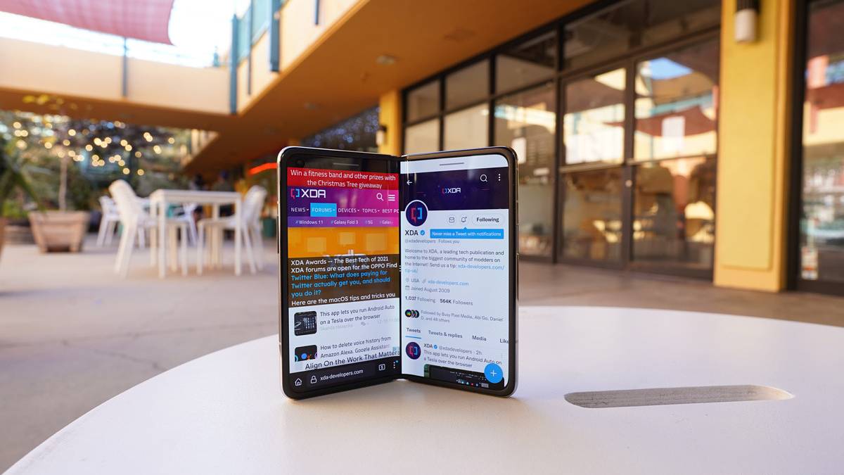 OPPO Find N with split-screen mode.