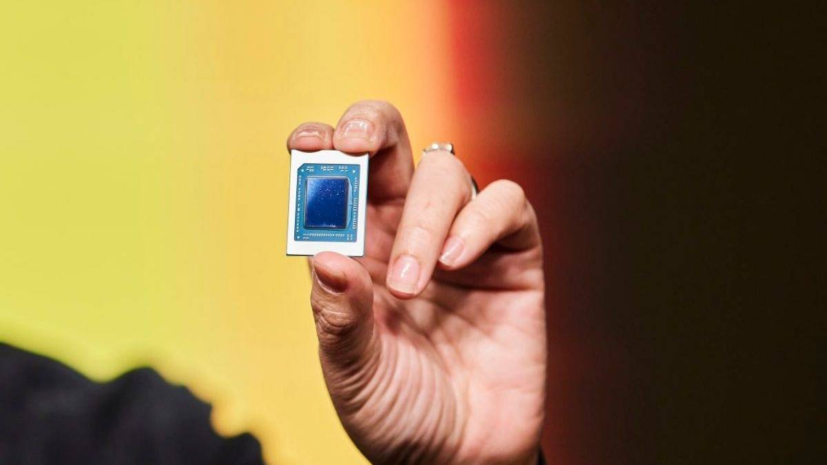 AMD CEO Lisa Lu showcases the Ryzen 6000 series APU