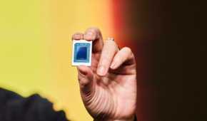 AMD CEO Lisa Lu showcases the Ryzen 6000 series APU