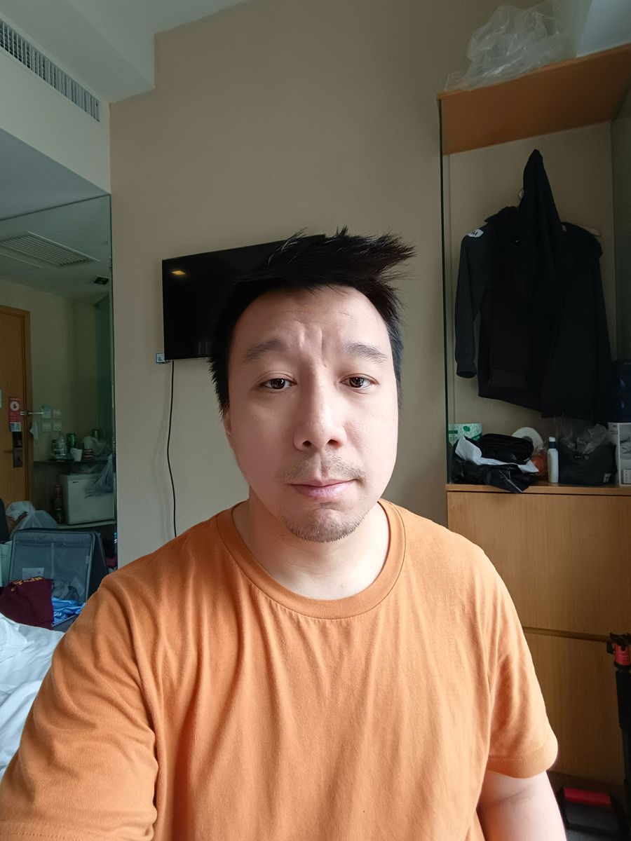 A selfie captured by the Vivo V23