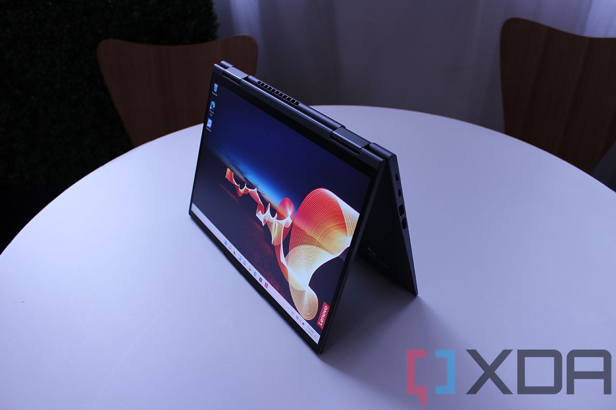 Does the Lenovo ThinkPad X1 Yoga Gen 7 come with a pen?