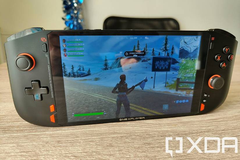 ONE XPLAYER Mini running Fortnite