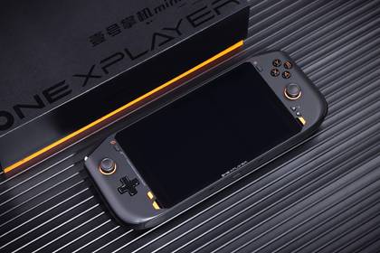 The ONE XPLAYER Mini is a hanheld gaming PC with a high-end Intel processor and an incredibly comfortable design that's great for gaming.