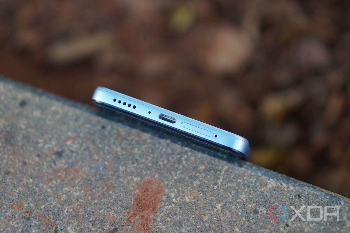 Xiaomi 11i bottom