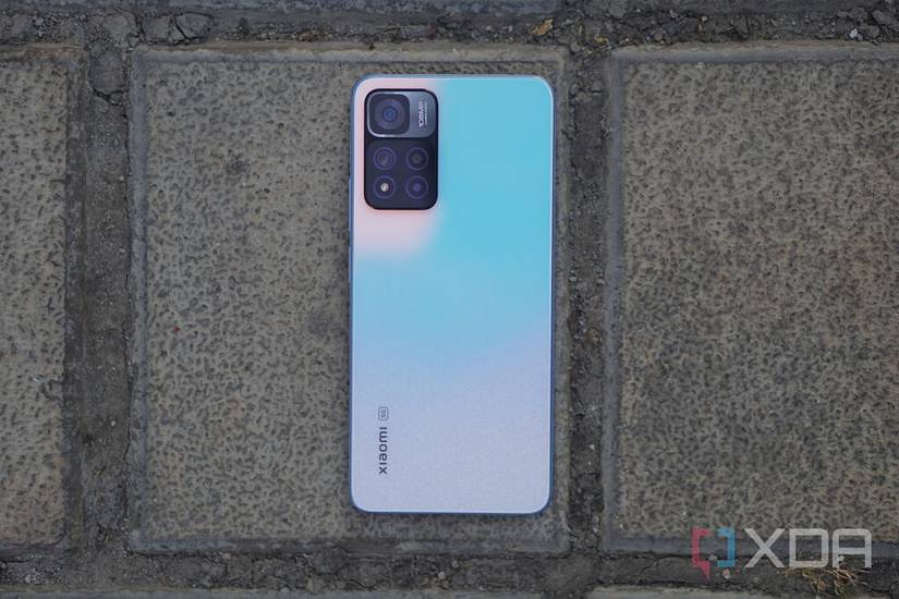 Xiaomi 11i HC laying flat
