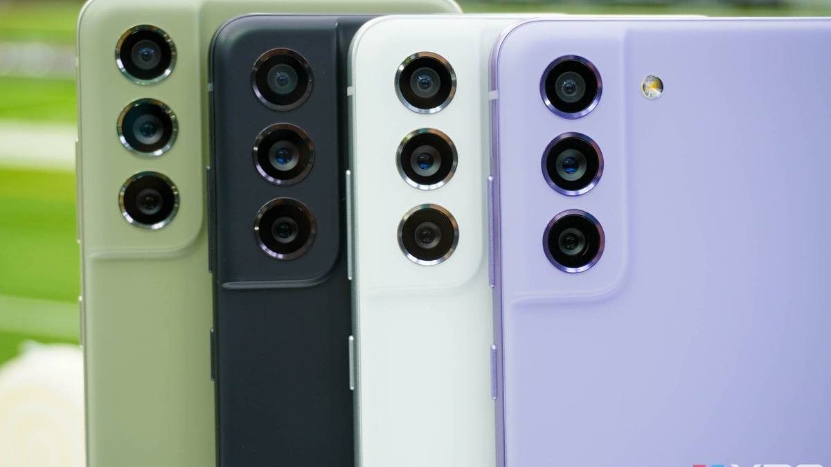 What colors does the Samsung Galaxy S21 FE come in?