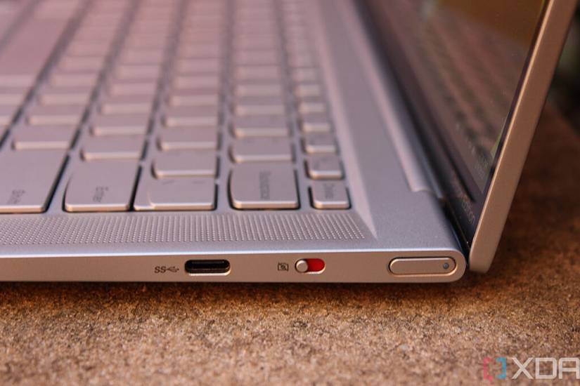 Lenovo IdeaPad Slim 7 Carbon view of ports