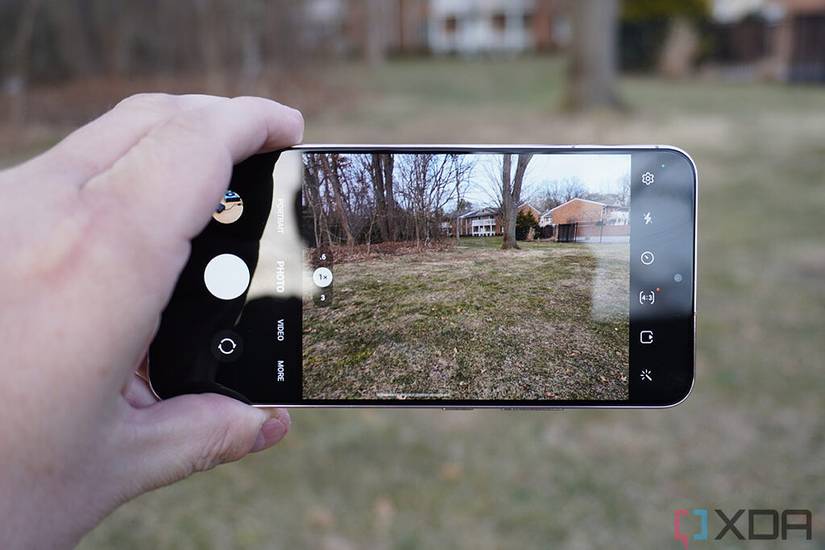 Camera viewfinder on Samsung Galaxy S22 Plus