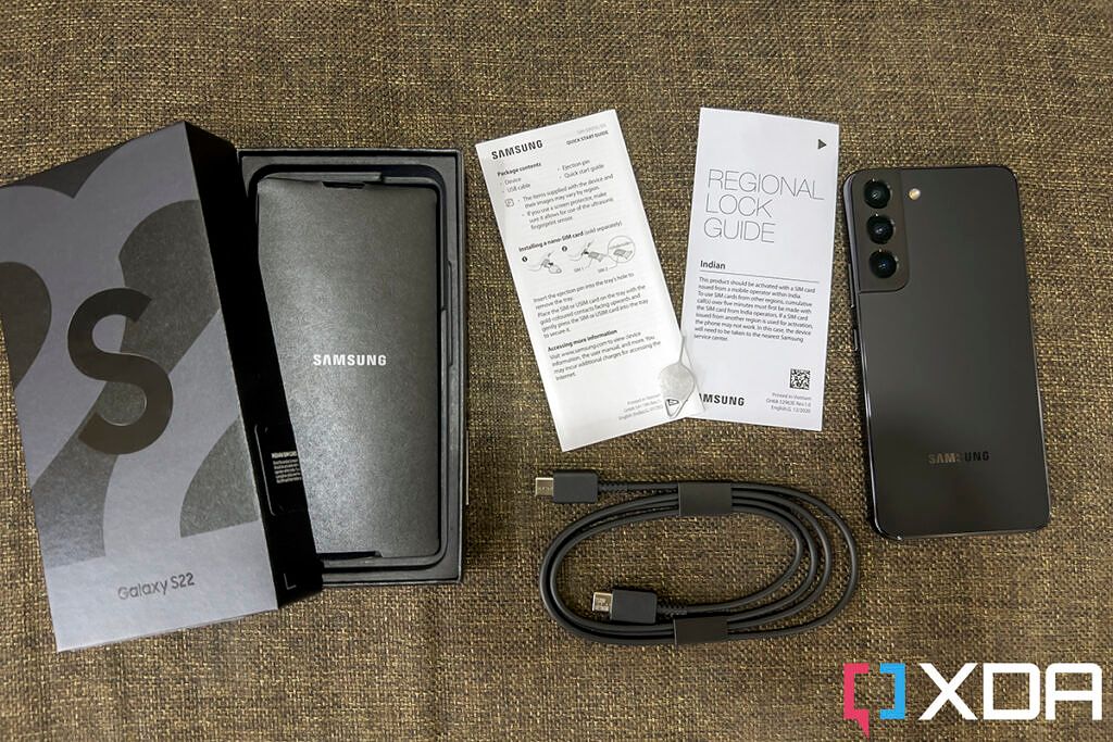 Samsung Galaxy S22 ブラック（箱あり） What do you get inside the Samsung Galaxy S22 box?