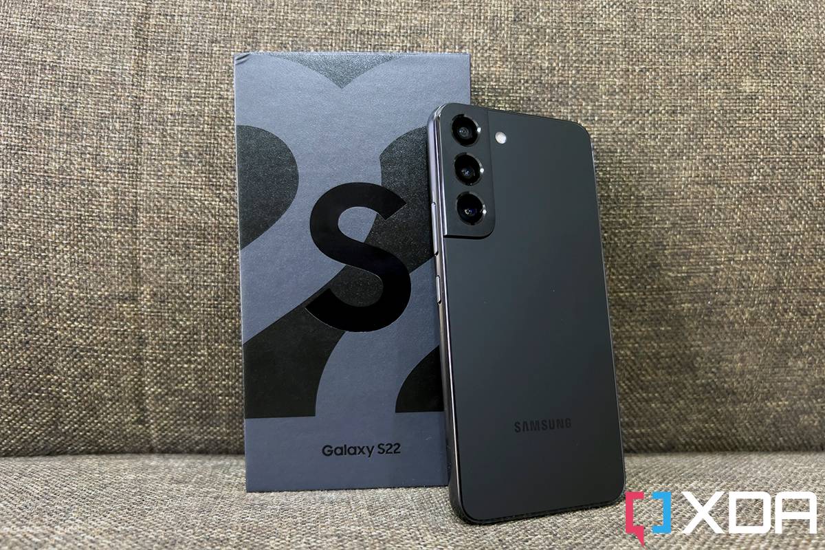 What do you get inside the Samsung Galaxy S22 box?