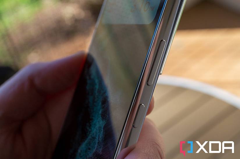 Photo of the side of the Galaxy S22