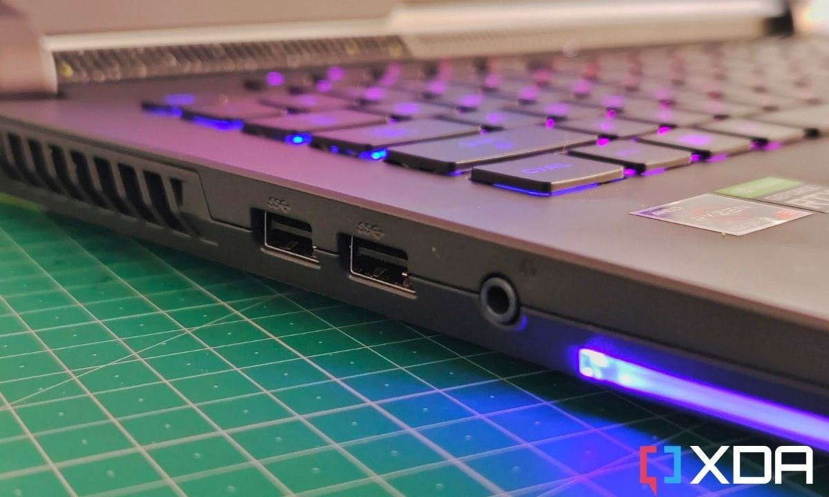 ASUS ROG Strix G15 side ports