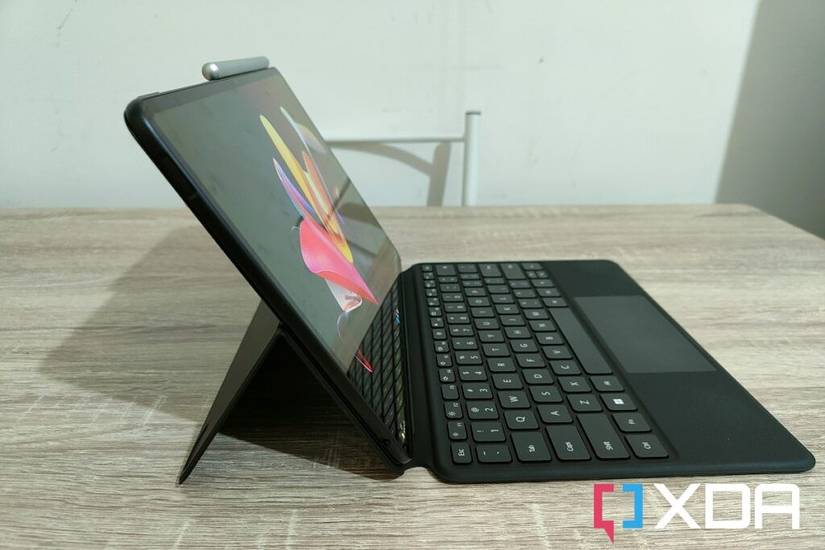 Left side view of HUAWEI MateBook E with Smart Magnetic Keyboard attached