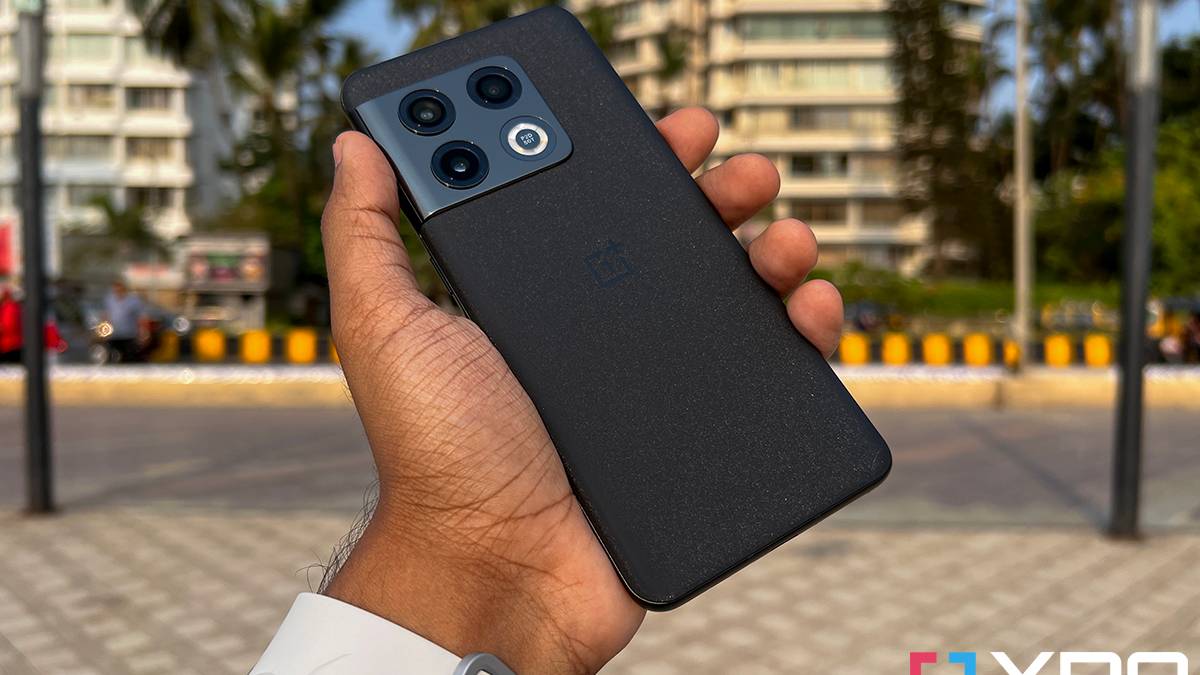OnePlus 10 Pro black in hand