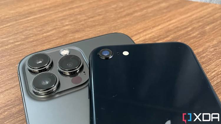 iPhone SE 2022 and the iPhone 13 Pro Max