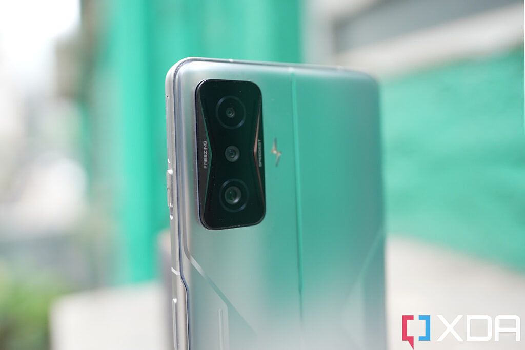 POCO F4 GT Hands-On: Snapdragon 8 Gen 1, Shoulder Buttons