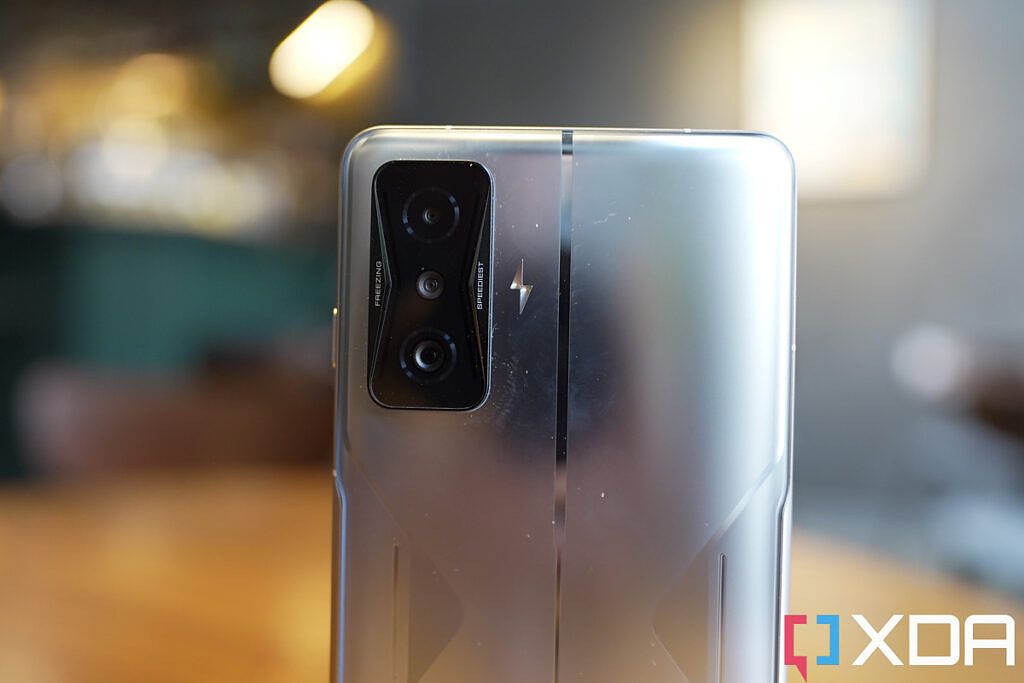 POCO F4 GT Hands-On: Snapdragon 8 Gen 1, Shoulder Buttons