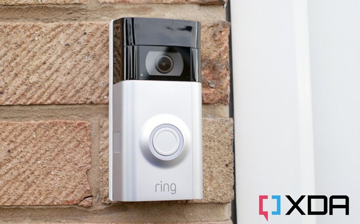 Умный дверной звонок серебристого цвета с встроенной камерой видеонаблюдения на фасаде