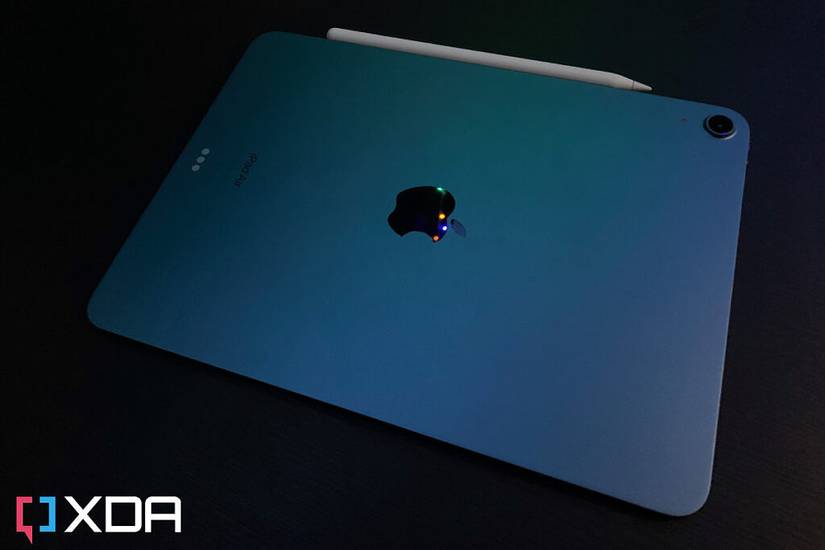 Apple Pencil 2 attached to iPad Air 5