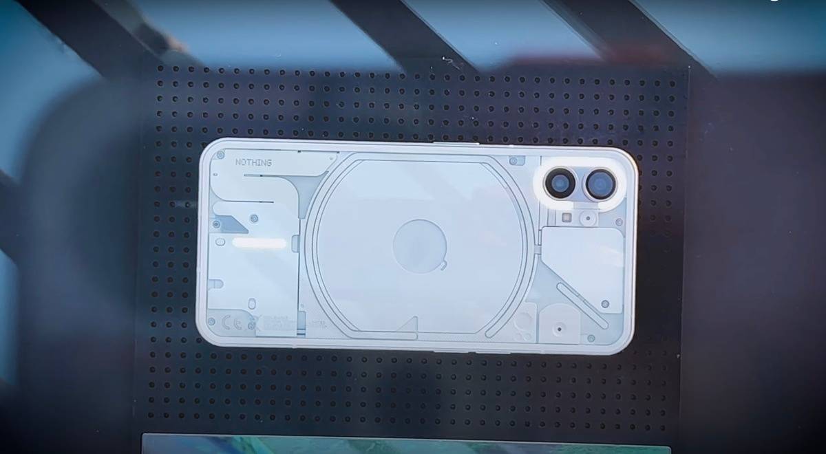 Nothing phone 1 shows off its party trick, an illuminating rear panel